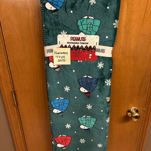 NWT Peanuts Snoopy Winter Puffer Coat REVERSIBLE Green Throw Blanket 60x70” 2025 - Picture 1 of 6